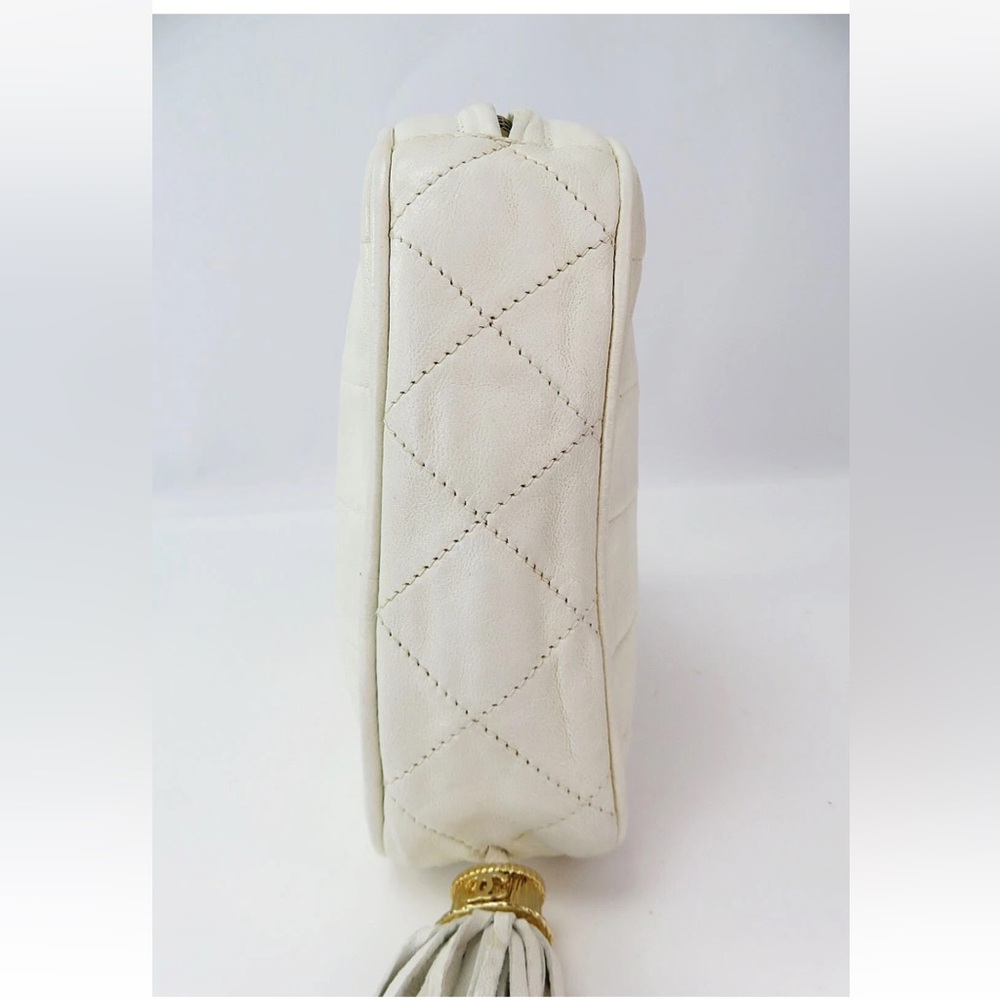 Elegant White Quilted Shoulder Bag - Picture 4 of 16